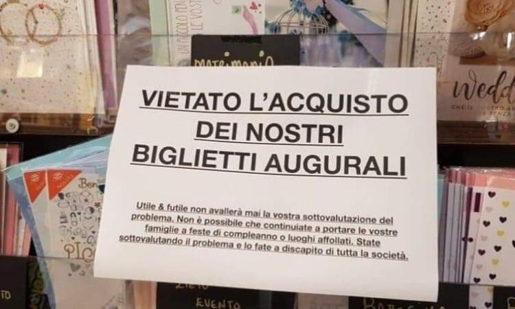 Macerata, un tabaccaio contro la superficialità: biglietti di auguri vietati