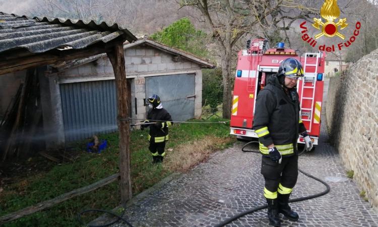 Pievebovigliana, incendio in un annesso agricolo