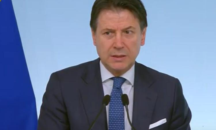 Coronavirus, Conte: "Stanziati 25 miliardi per l'emergenza. Misure più restrittive? Aspetto richieste della Lombardia" Coronavirus, Conte: "Stanziati 25 miliardi per l'emergenza. Misure più restrittive? Aspetto richieste della Lombardia"
