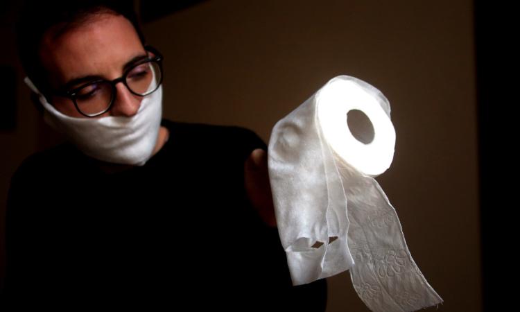 Macerata, all'Ospedale arrivano le mascherine: la sicurezza degli operatori sanitari affidata ad un foglio di "carta igienica" Macerata, all'Ospedale arrivano le mascherine: la sicurezza degli operatori sanitari affidata ad un foglio di "carta igienica"