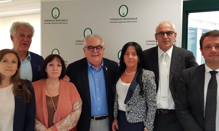 Coronavirus, il centrodestra delle Marche in coro: "si valuti una struttura unica per i pazienti affetti da Covid-19" Coronavirus, il centrodestra delle Marche in coro: "si valuti una struttura unica per i pazienti affetti da Covid-19"