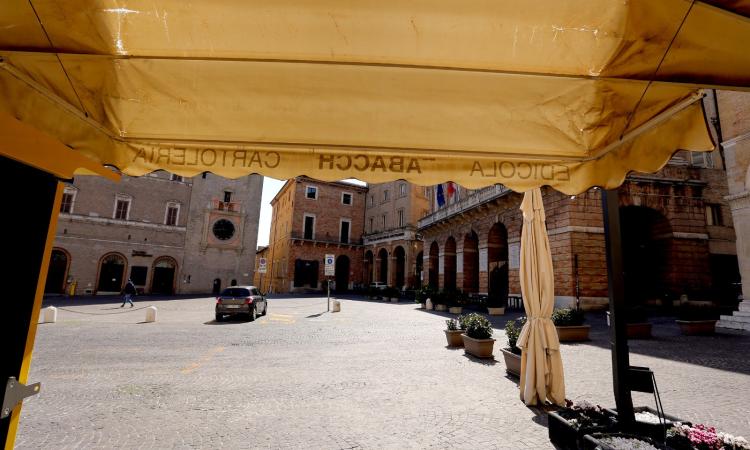 Macerata, le edicole e i tabaccai ai tempi del Coronavirus: "Vendite scese anche del 90%, siamo aperti solo per servizio" (FOTO)