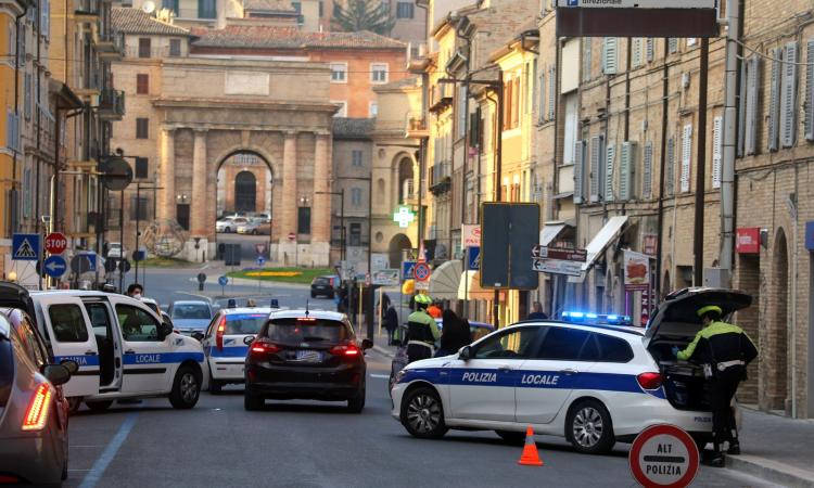 Macerata, si intensificano i controlli della Polizia Locale: effettuato un posto di blocco in Corso Cairoli (FOTO e VIDEO) Macerata, si intensificano i controlli della Polizia Locale: effettuato un posto di blocco in Corso Cairoli (FOTO e VIDEO)