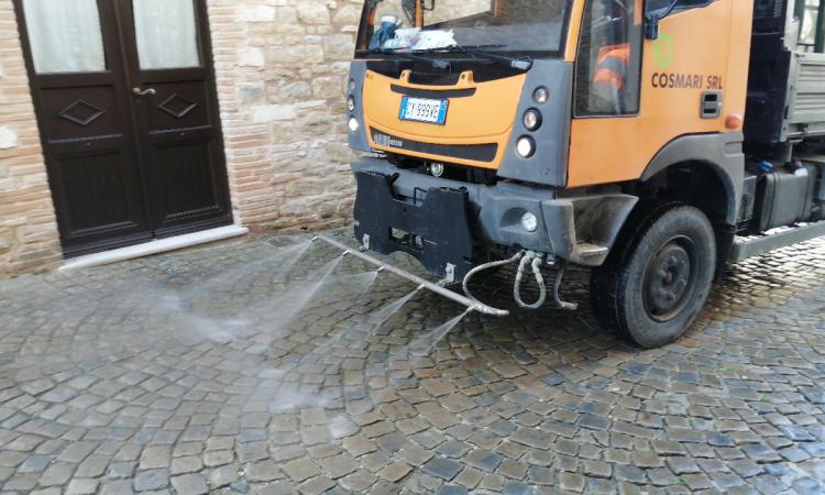 Montecassiano, iniziata la sanificazione straordinaria delle strade Montecassiano, iniziata la sanificazione straordinaria delle strade
