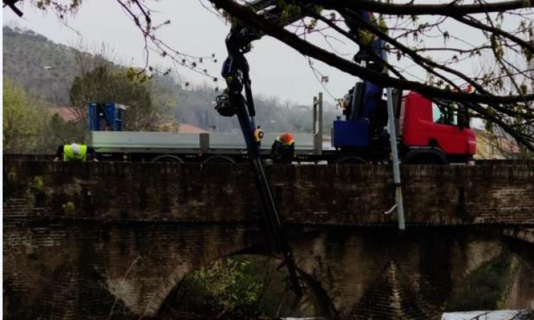 San Severino, gru e volontari della Protezione Civile liberano le sponde del fiume Potenza