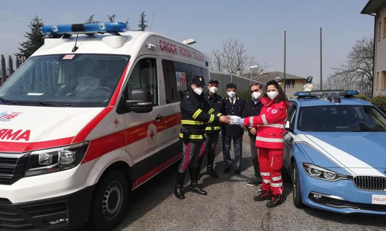 Camerino, Croce Rossa, Broglia: "donate 300 mascherine alle Forze dell'Ordine" (FOTO e VIDEO) Camerino, Croce Rossa, Broglia: "donate 300 mascherine alle Forze dell'Ordine" (FOTO e VIDEO)