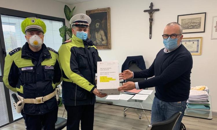 Macerata, la Polizia Locale distribuisce 1000 mascherine all’Area Vasta 3 e Ircr Macerata, la Polizia Locale distribuisce 1000 mascherine all’Area Vasta 3 e Ircr