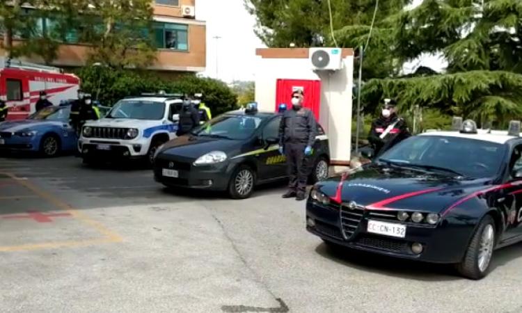 Camerino e Civitanova, le forze dell'ordine omaggiano i sanitari dei Covid-Hospital (VIDEO) Camerino e Civitanova, le forze dell'ordine omaggiano i sanitari dei Covid-Hospital (VIDEO)