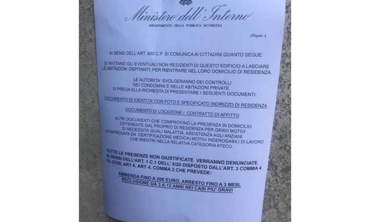 Falsi volantini del Ministero: "Multa e arresto per i non residenti". È una bufala Falsi volantini del Ministero: "Multa e arresto per i non residenti". È una bufala