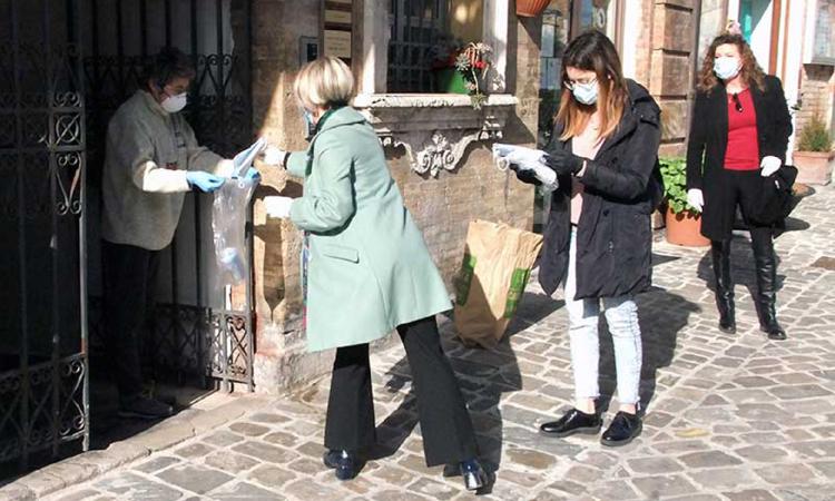 Recanati, sindaco, Giunta e 100 volontari consegnano le mascherine alle famiglie (FOTO)