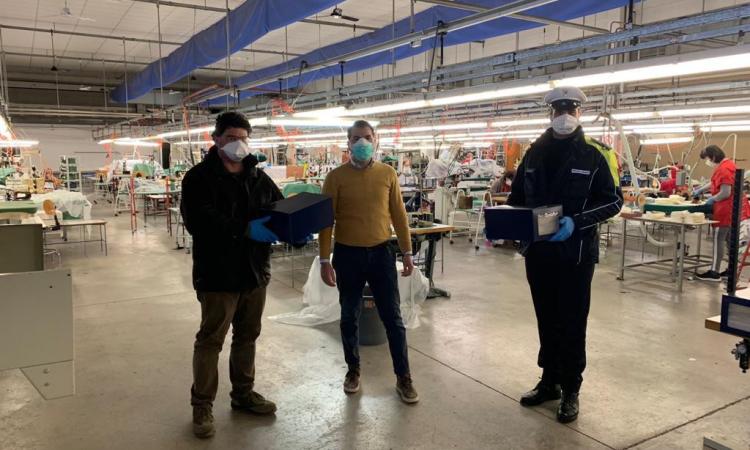 Colmurano, il Comune e l'azienda Tombolini donano mille mascherine alla cittadinanza Colmurano, il Comune e l'azienda Tombolini donano mille mascherine alla cittadinanza