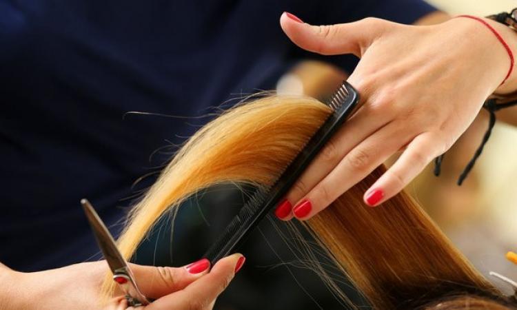 Civitanova, parrucchieria del centro beccata in attività: multa a titolare e cliente Civitanova, parrucchieria del centro beccata in attività: multa a titolare e cliente