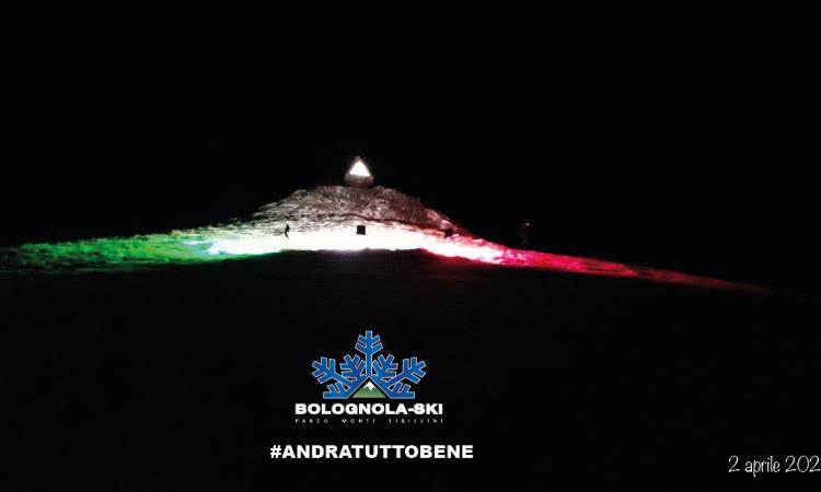 Bolognola, la vetta della Madonnina si illumina con il tricolore Bolognola, la vetta della Madonnina si illumina con il tricolore