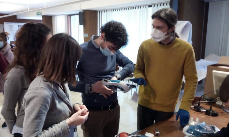 Covid-19, 250 maschere adattate per la respirazione dei pazienti grazie a Unicam e Decathlon Covid-19, 250 maschere adattate per la respirazione dei pazienti grazie a Unicam e Decathlon
