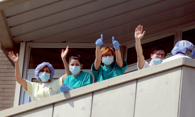 L'omaggio delle Forze dell'ordine agli eroi degli ospedali del Maceratese (Fotogallery e VIDEO)