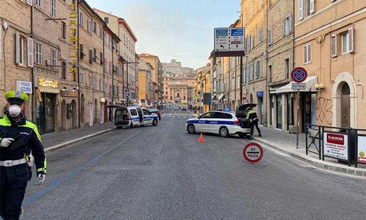 Macerata, sorpreso a fare jogging ai giardini Diaz, si rifiuta di dare le proprie generalità: denunciato