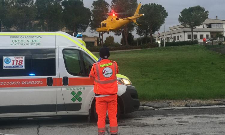 Colmurano, 60enne cade da una pianta: interviene l'eliambulanza Colmurano, 60enne cade da una pianta: interviene l'eliambulanza