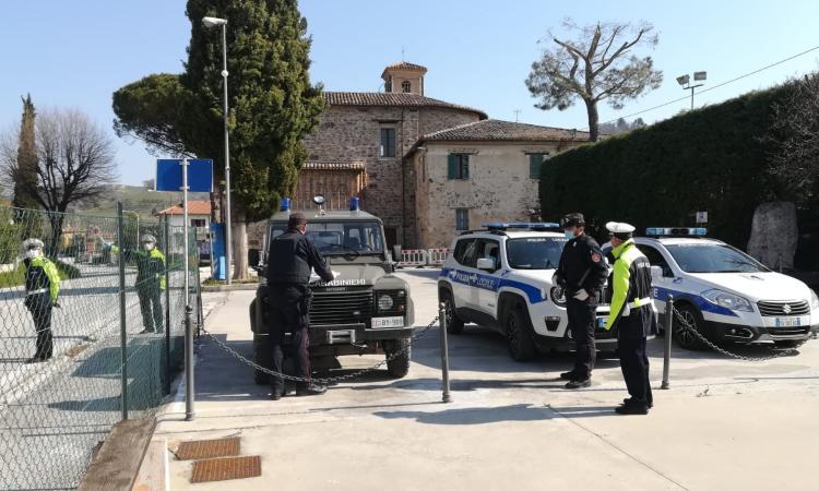 San Severino, massicci controlli delle Forze dell'ordine: verifiche nei negozi e al domicilio di chi è in quarantena