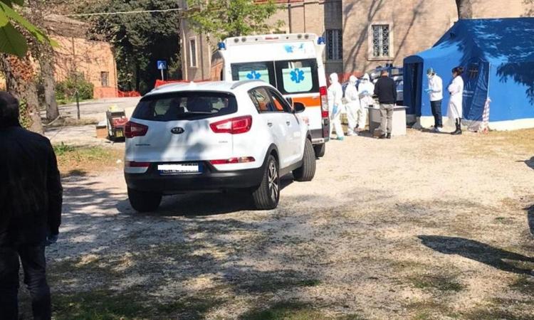 Macerata, un infermiere del 118 positivo al coronavirus: scatta il tampone a tutti gli operatori Macerata, un infermiere del 118 positivo al coronavirus: scatta il tampone a tutti gli operatori