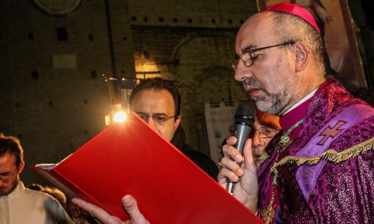 Macerata, la Via Crucis del Venerdì Santo percorsa solo dal Vescovo e dal Sindaco Macerata, la Via Crucis del Venerdì Santo percorsa solo dal Vescovo e dal Sindaco
