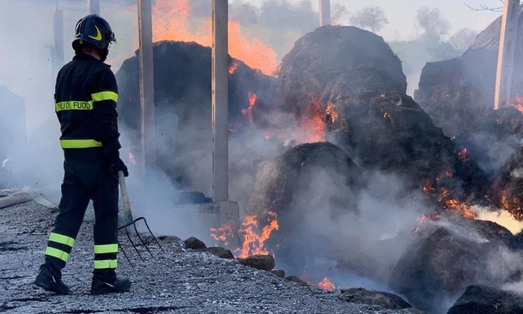 San Ginesio, a fuoco capannone pieno di balle di fieno: anche il sindaco sul posto (FOTO)