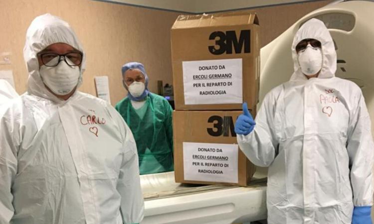 Civitanova, l'imprenditore Germano Ercoli regala 500 mascherine al reparto di radiologia (FOTO) Civitanova, l'imprenditore Germano Ercoli regala 500 mascherine al reparto di radiologia (FOTO)