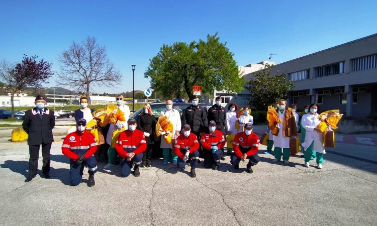 Ospedale di San Severino, uova di Pasqua donate ai sanitari: il "dolce" pensiero dell'Associazione Carabinieri (VIDEO)