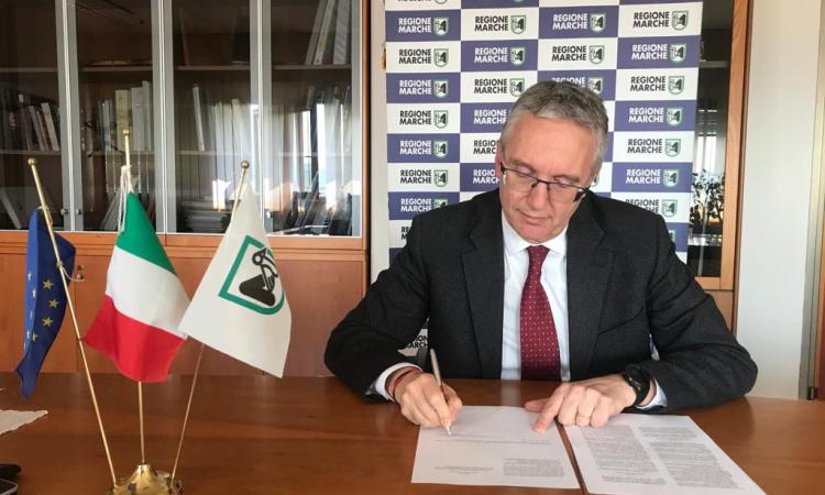 Firmata legge regionale, 14 milioni per imprese e autonomi, Ceriscioli: "Primi in Italia" Firmata legge regionale, 14 milioni per imprese e autonomi, Ceriscioli: "Primi in Italia"
