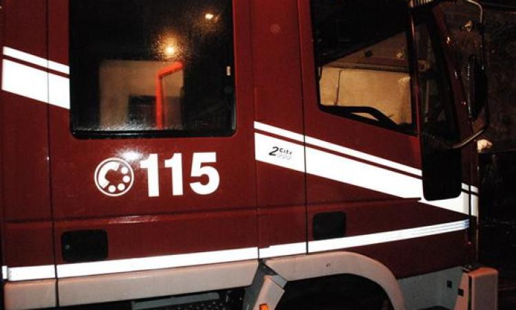 Montefano, in fiamme la canna fumaria di un'abitazione: Vigili del Fuoco al lavoro Montefano, in fiamme la canna fumaria di un'abitazione: Vigili del Fuoco al lavoro