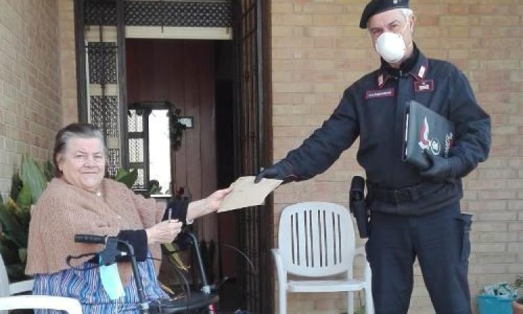 Recanati, i Carabinieri consegnano la pensione a domicilio ad una signora del posto: primo caso nella provincia