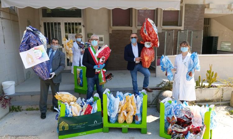Macerata, 70 uova di Pasqua per il personale sanitario dell'Ospedale: il regalo della Federazione Islamica