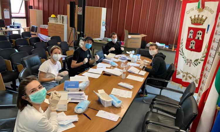 Camerino, iniziata la consegna delle mascherine alla cittadinanza Camerino, iniziata la consegna delle mascherine alla cittadinanza
