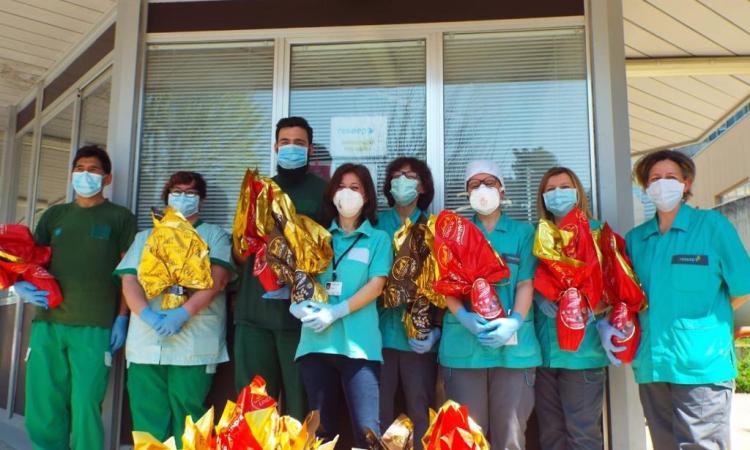 Macerata, uova di Pasqua al personale delle pulizie dell’ospedale: l'omaggio della ditta Paolucci