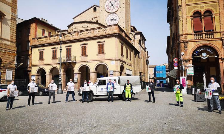 Tolentino, gli organizzatori della "Cena del Vicinato" donano mascherine alla Protezione Civile Tolentino, gli organizzatori della "Cena del Vicinato" donano mascherine alla Protezione Civile