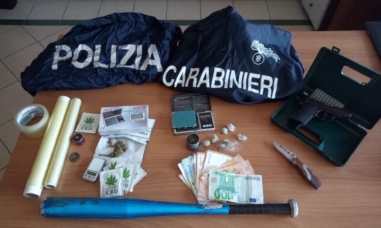 Tolentino, beccati al parco nel giorno di Pasqua per spacciare: denunciati un 19enne e un 23enne