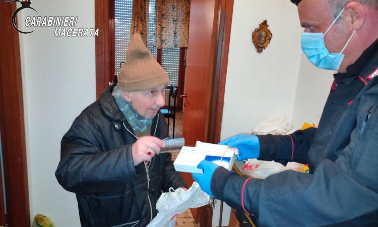 Civitanova, anziano che vive solo resta senza medicine: i carabinieri gliele portano a casa