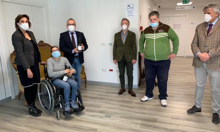 Ospedale di Macerata, bottiglie di vino per il personale sanitario: il dono di Podere Sabbioni Ospedale di Macerata, bottiglie di vino per il personale sanitario: il dono di Podere Sabbioni