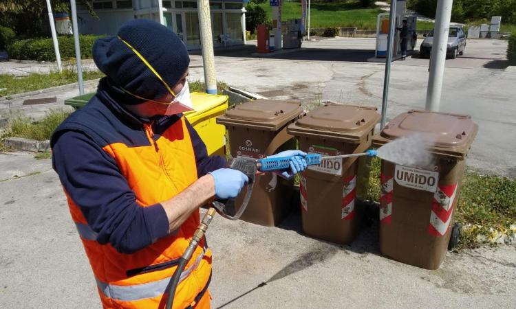Macerata, al via un nuovo intervento di igienizzazione di tutti i cassonetti per la raccolta rifiuti Macerata, al via un nuovo intervento di igienizzazione di tutti i cassonetti per la raccolta rifiuti