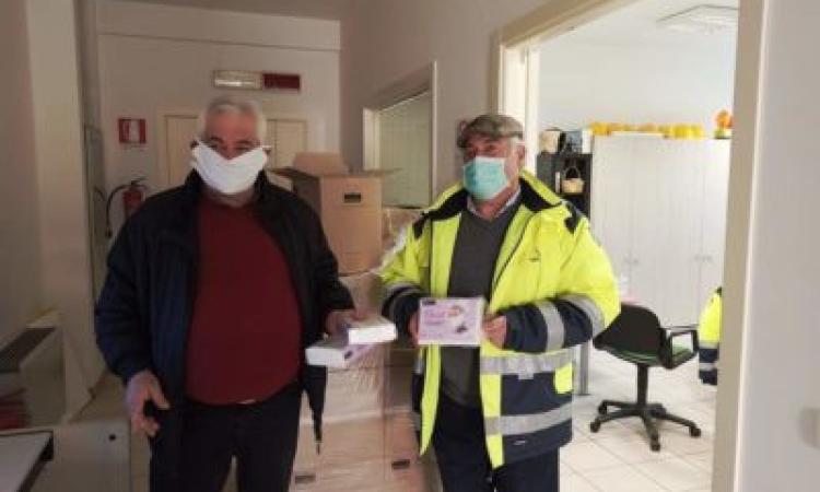 Porto Recanati, il sindaco consegna le mascherine: “Il 90% dei cittadini si comporta in maniera impeccabile” Porto Recanati, il sindaco consegna le mascherine: “Il 90% dei cittadini si comporta in maniera impeccabile”