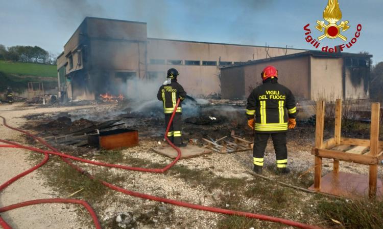 Montecosaro, incendio in una fabbrica dismessa: alta colonna di fumo nero (FOTO)