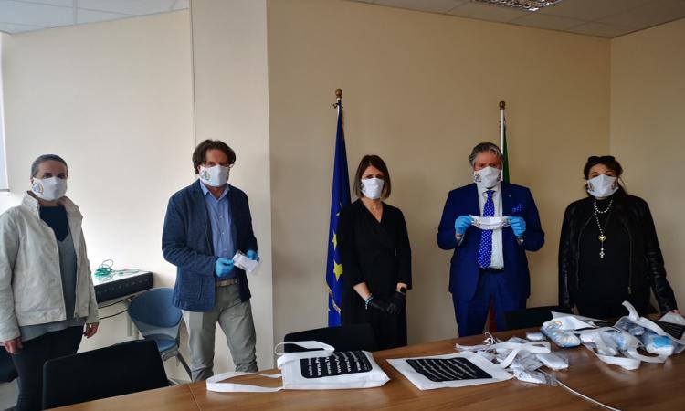 Tolentino, mascherine con il logo "Andrà tutto bene": l'omaggio della Bbc Servizi al Comune