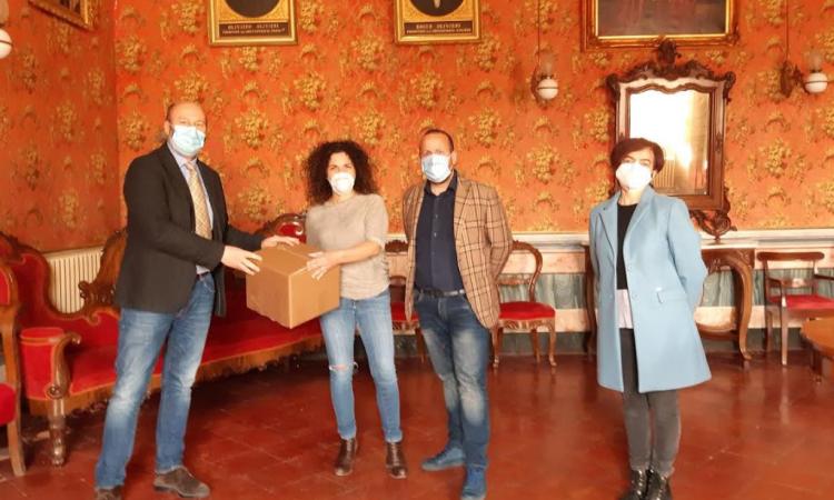 Pollenza, 100 mascherine donate al Comune: l’iniziativa benefica di Manuela Brugnoni