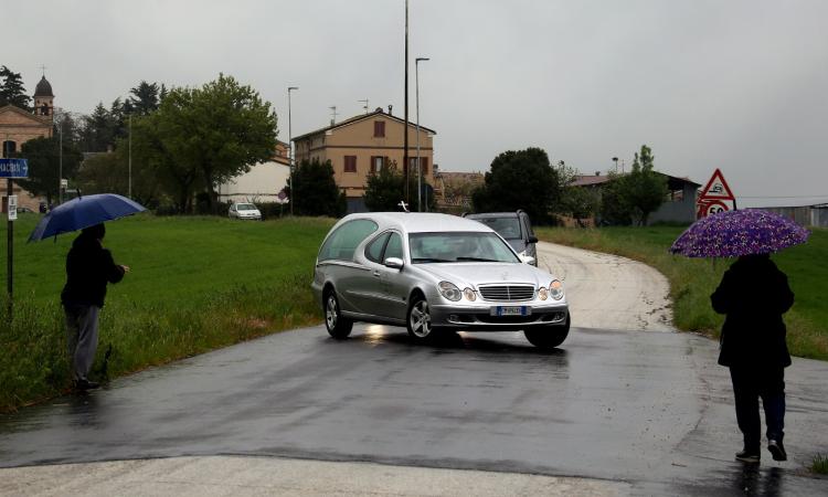 Treia, tanta gente a salutare il Fratello Don Peppe lungo le "sue" strade nell'ultimo viaggio (FOTO e VIDEO) Treia, tanta gente a salutare il Fratello Don Peppe lungo le "sue" strade nell'ultimo viaggio (FOTO e VIDEO)