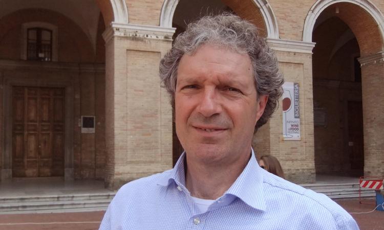 Recanati, guanti e mascherine gettati a terra:"Intensificati i controlli, ma necessaria collaborazione" Recanati, guanti e mascherine gettati a terra:"Intensificati i controlli, ma necessaria collaborazione"