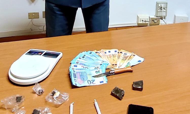 Civitanova, spaccio a domicilio: denunciati due giovani di 22 anni e sequestrati 55 grammi di droga (VIDEO) Civitanova, spaccio a domicilio: denunciati due giovani di 22 anni e sequestrati 55 grammi di droga (VIDEO)