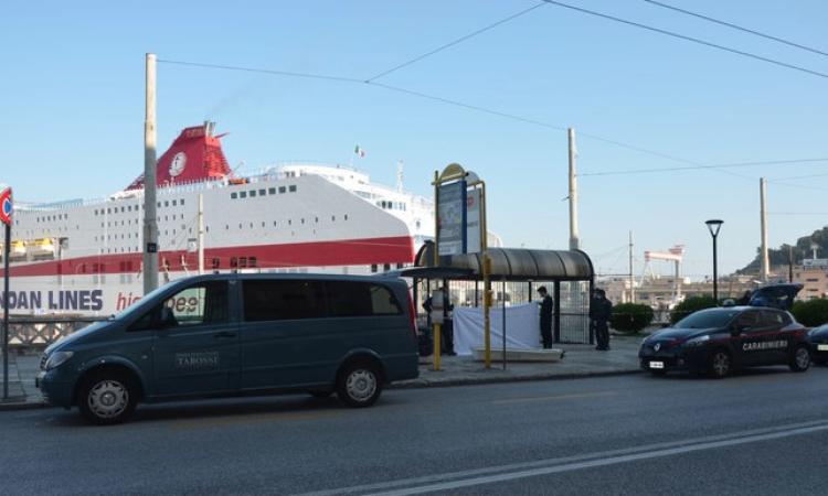 Trovato senza vita alla fermata del bus: muore ex pugile di 64 anni