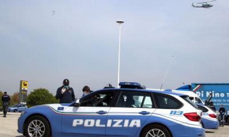 Oltre 50.000 persone fermate e 1039 sanzionate in un mese: provincia di Macerata blindata il 25 aprile e 1 maggio Oltre 50.000 persone fermate e 1039 sanzionate in un mese: provincia di Macerata blindata il 25 aprile e 1 maggio