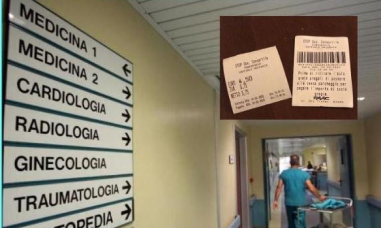 Macerata, la protesta degli operatori sanitari: "Ci definiscono eroi ma la sanità ci costringe a pagare il parcheggio" Macerata, la protesta degli operatori sanitari: "Ci definiscono eroi ma la sanità ci costringe a pagare il parcheggio"