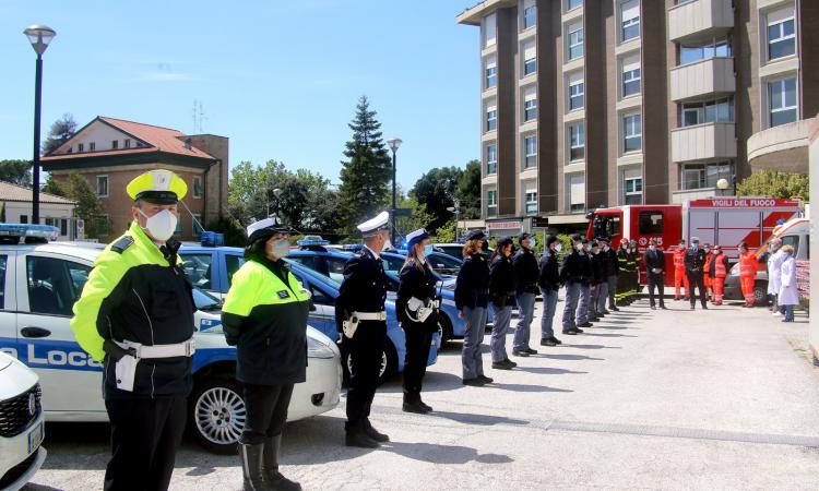 Operazione "Forza e Coraggio": l'omaggio delle Forze dell'Ordine al personale sanitario maceratese (VIDEO e FOTO) Operazione "Forza e Coraggio": l'omaggio delle Forze dell'Ordine al personale sanitario maceratese (VIDEO e FOTO)