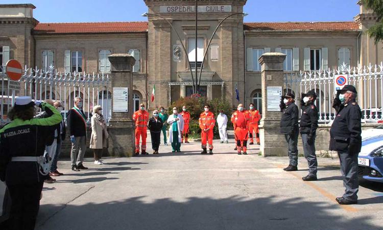 Recanati, Comune e Forze dell'ordine rendono omaggio a medici e operatori delle strutture sanitarie (FOTO)